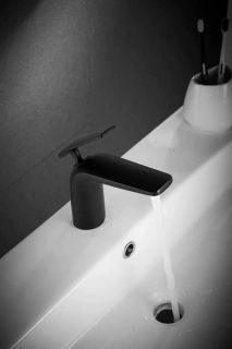 Смеситель для раковины Rose R3901H чёрный матовый